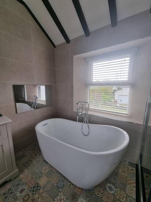 Luxurious Cottage With Hot Tub, Lake District Duddon Exteriér fotografie